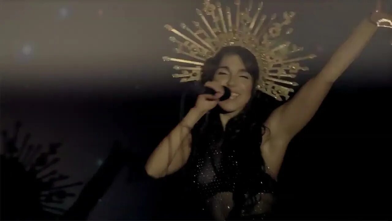 песня прямо на стол она расселась