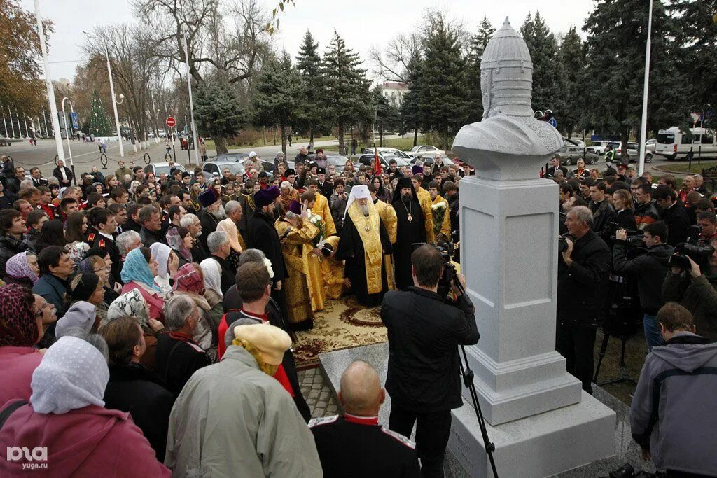 Открыли памятник александру. Памятник Александру Невскому в Краснодаре. Открытие памятника Александру Невскому.