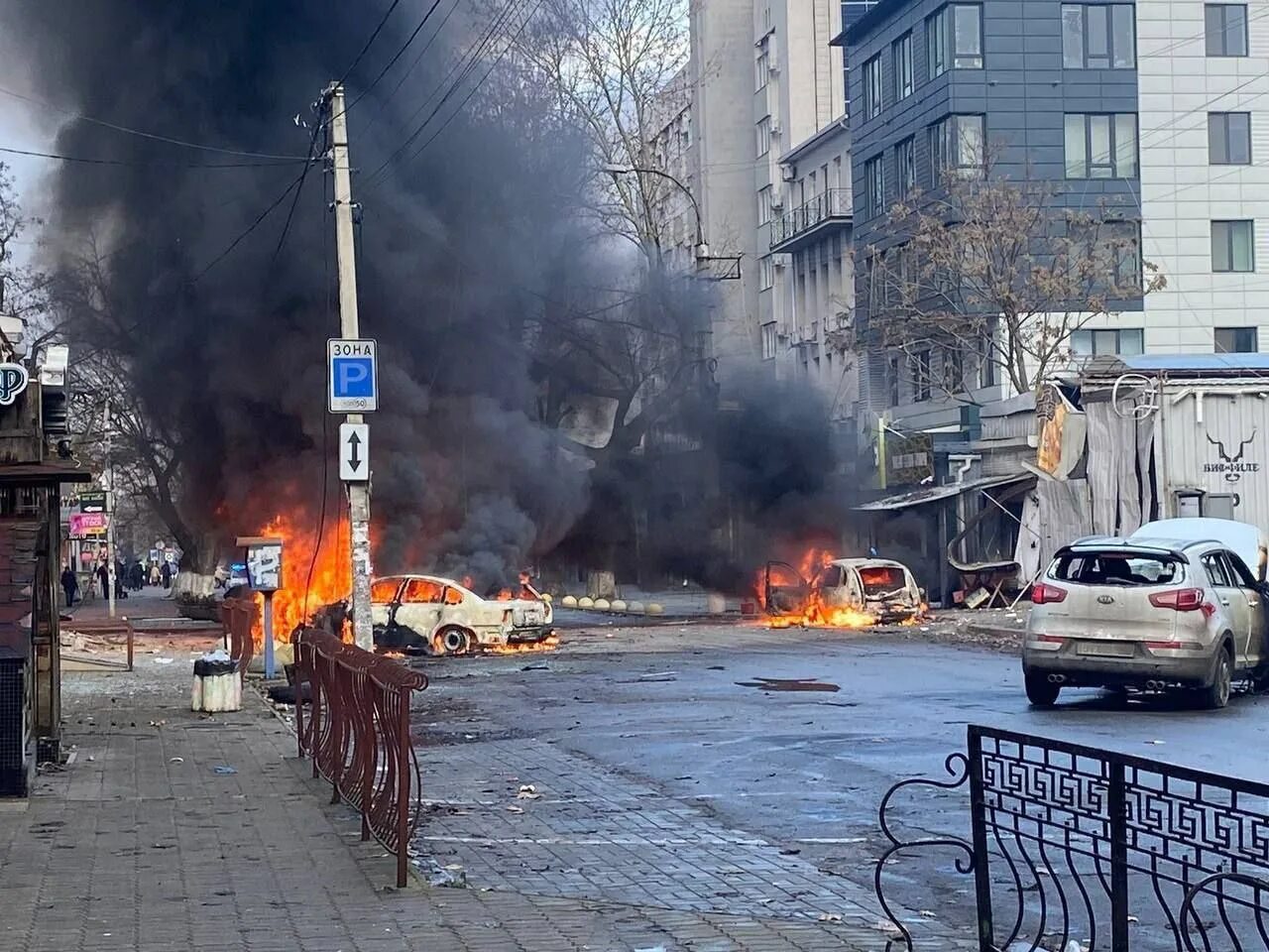 Что сейчас происходит херсоне сегодня. Украинцы на улице. херсон обстрелы сегодня. обстрел херсона 24 декабря фото прилета.