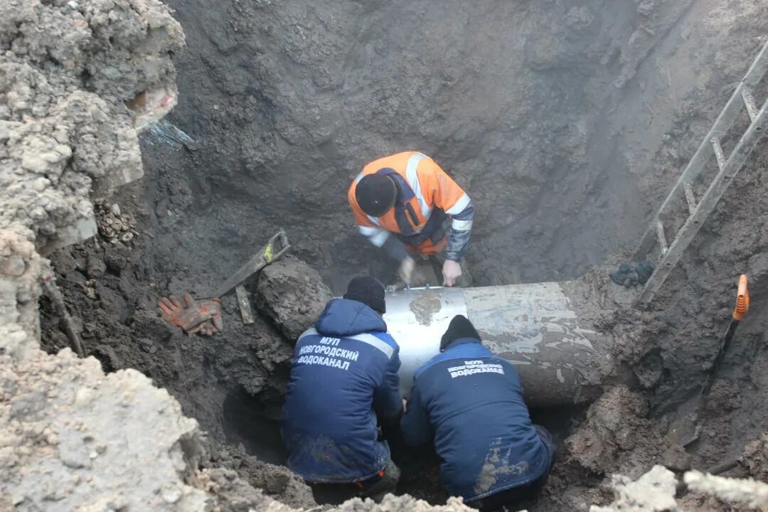 камчатский водоканал фото. прорыв устраняют. прорыв устраняют. авария на канализационных сетях. авария на водопроводе.