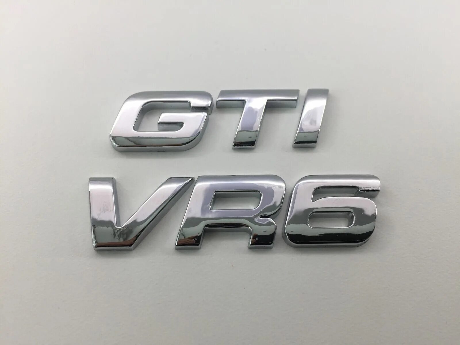 Шильдики логотипы. Шильдик Exclusive Тойота Камри. Шильдик GTI VW. VW vr6 logo. Шильдик на автомобиль r.