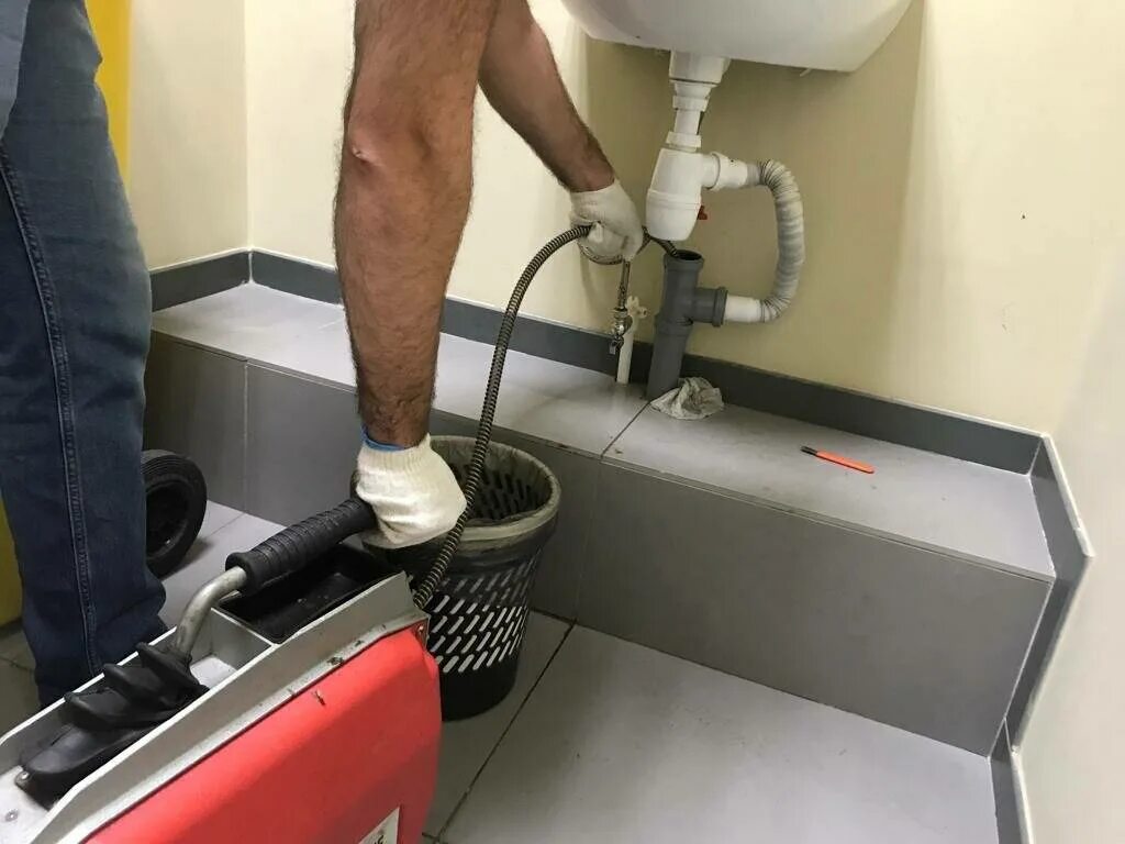 Прочистка засоров труб канализации. Чистка засоров канализации. Устранение засоров канализации. Прочистка канализационных труб. Прочистка засоров канализации.