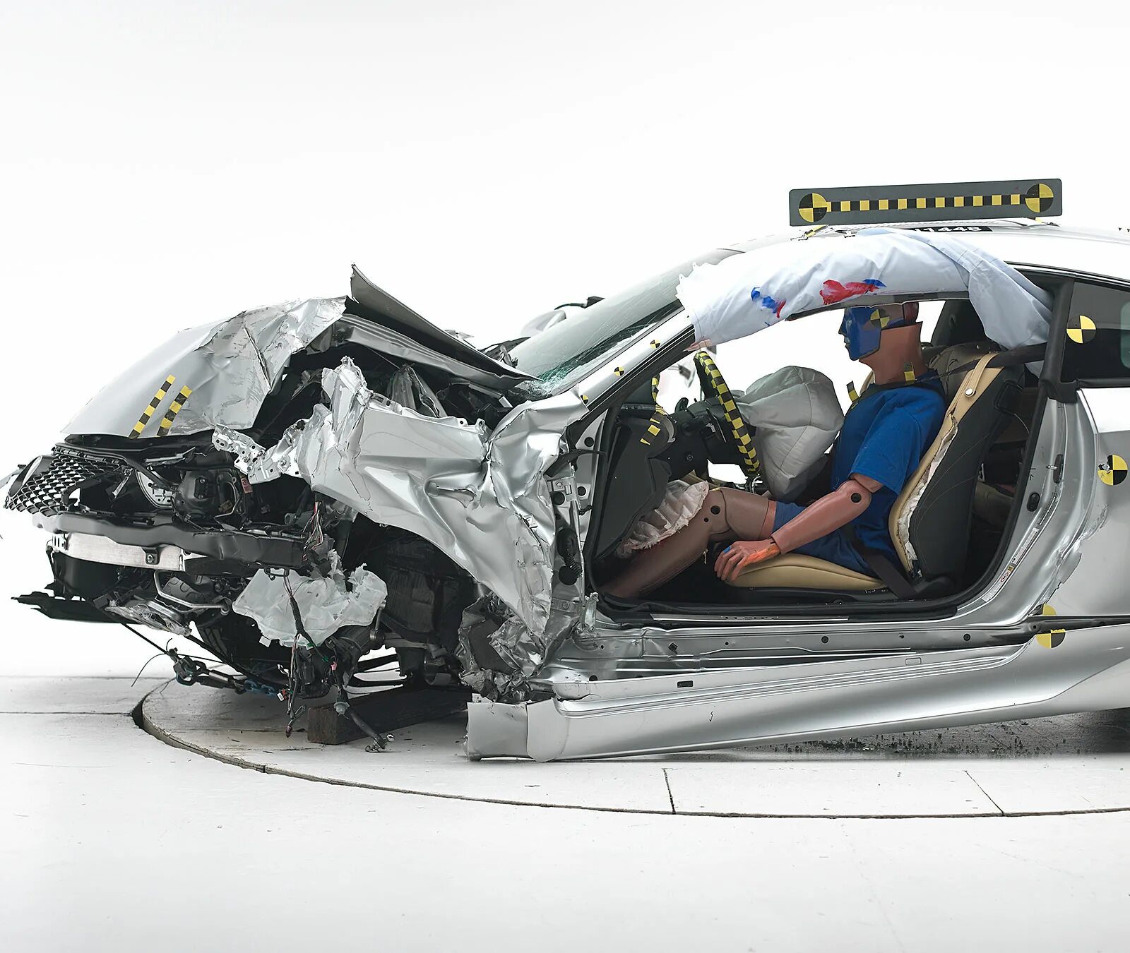 Самый безопасный с класс. 2015 Lexus RC crash Test. Капсула безопасности автомобиля. Самые крепкие автомобили при аварии. Самая крепкая машина в авариях.