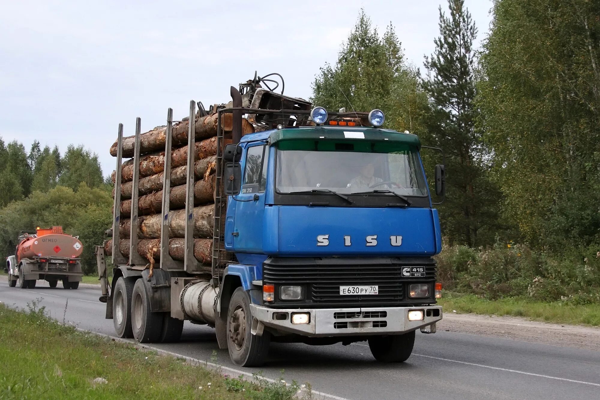 Финские грузовики sisu. Sisu самосвал 8x8. Sisu polar 6x6. Седельный тягач sisu. Грузовик сису лесовоз.