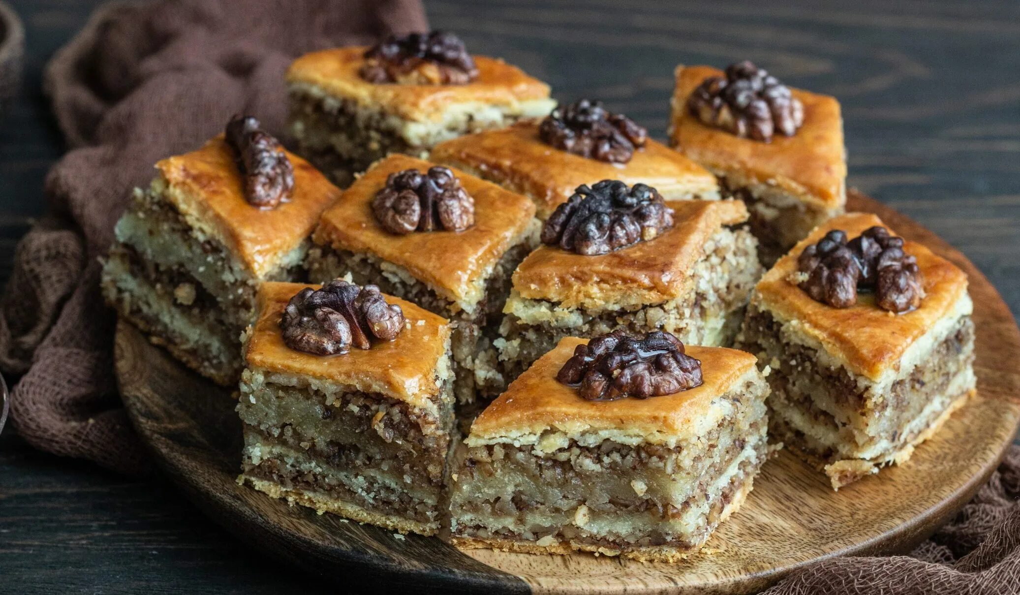 Пахлава баку. Пахлава тайёрлаш. турецкая пахлава с грецким орехом. турецкая кухня баклава (пахлава). пахлава бакинская с грецким орехом.