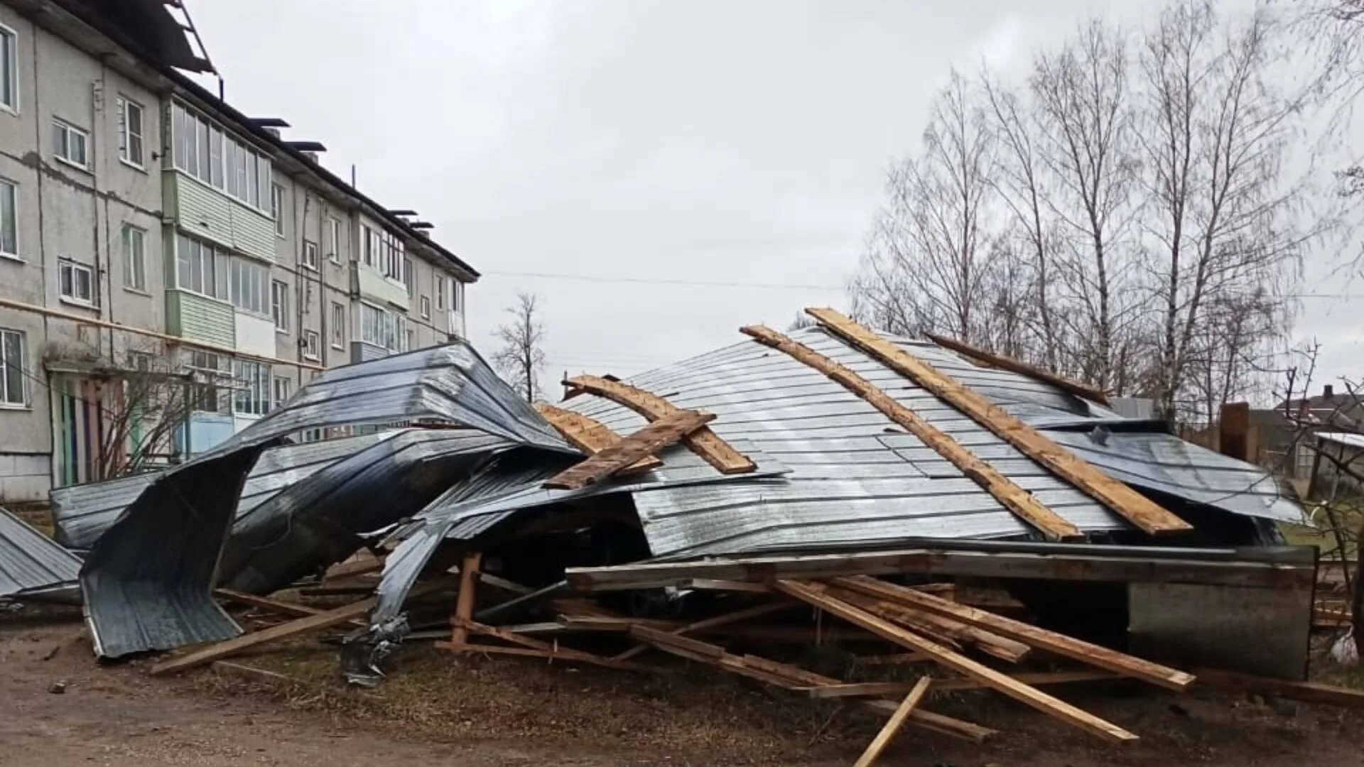 Снесло крышу ветром. Снос крыш зданий при урагане. Срыв крыши дома. Сдуло крышу. Снос крыш зданий при урагане.