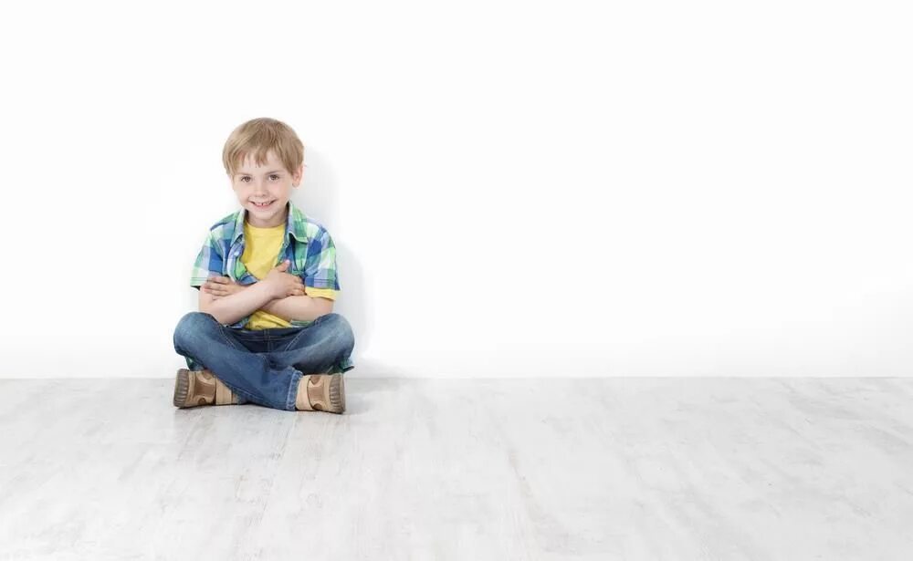 Мальчик играет на полу. Мальчик сидит на полу. Ребенок сидит на полу. Пол мальчика. Маленький мальчик сидит на полу.