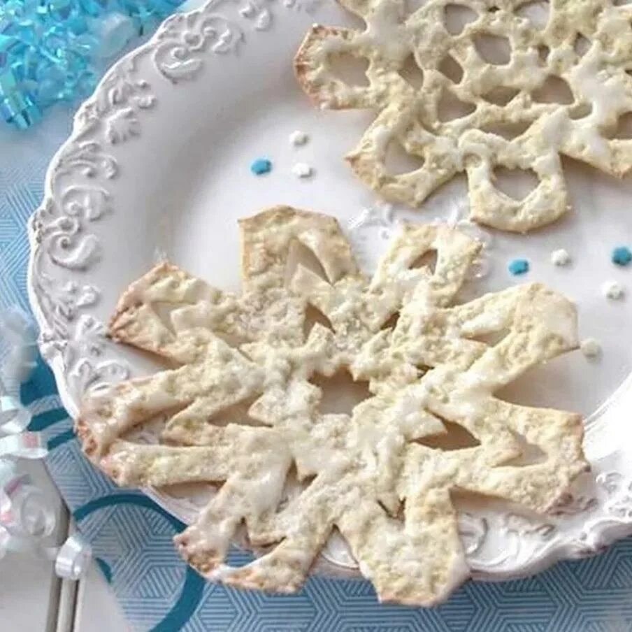 Кулинарные снежинки. Творожное печенье новогоднее снежинка рецепт. Пряничные снежинки. Снежинки из печенья. Чем выдавливают снежинки в кулинарии.