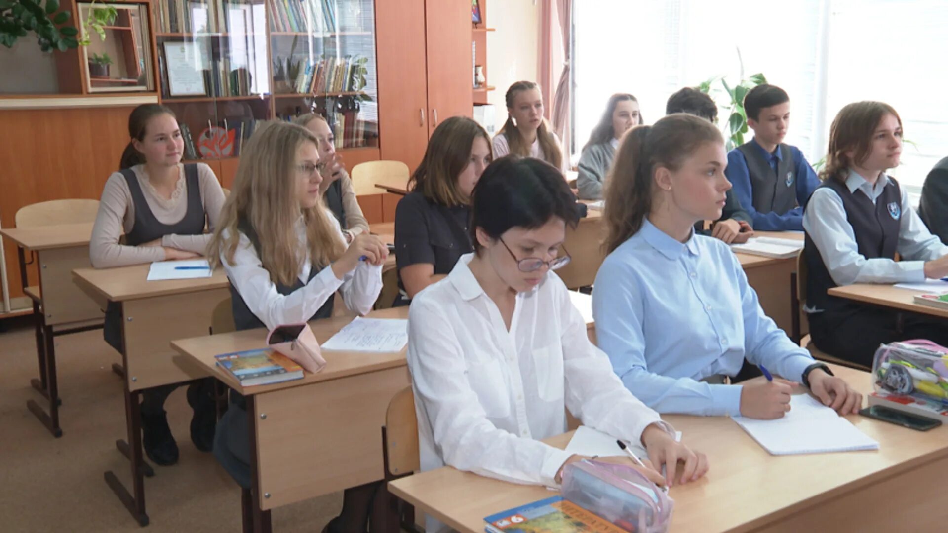 В колледжах есть 1 сентября. 1 сентября в колледже. под партой. линейка в колледже. под партой в школе.