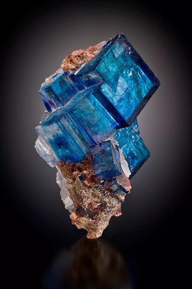 Флюорит caf2. Халькантит (chalcanthite). Флюорит минерал кристалл. Kristall minerals с120. Минералы камни самоцветы.