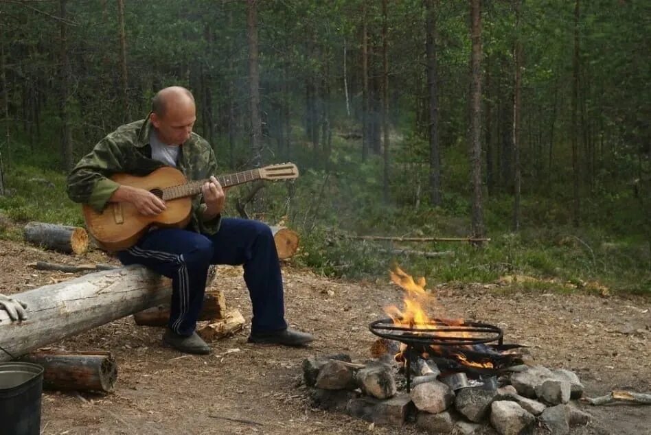 Песни под гитару река. Гитара барды. Сидят у костра. Люди у костра в лесу. Люди у костра с гитарой.