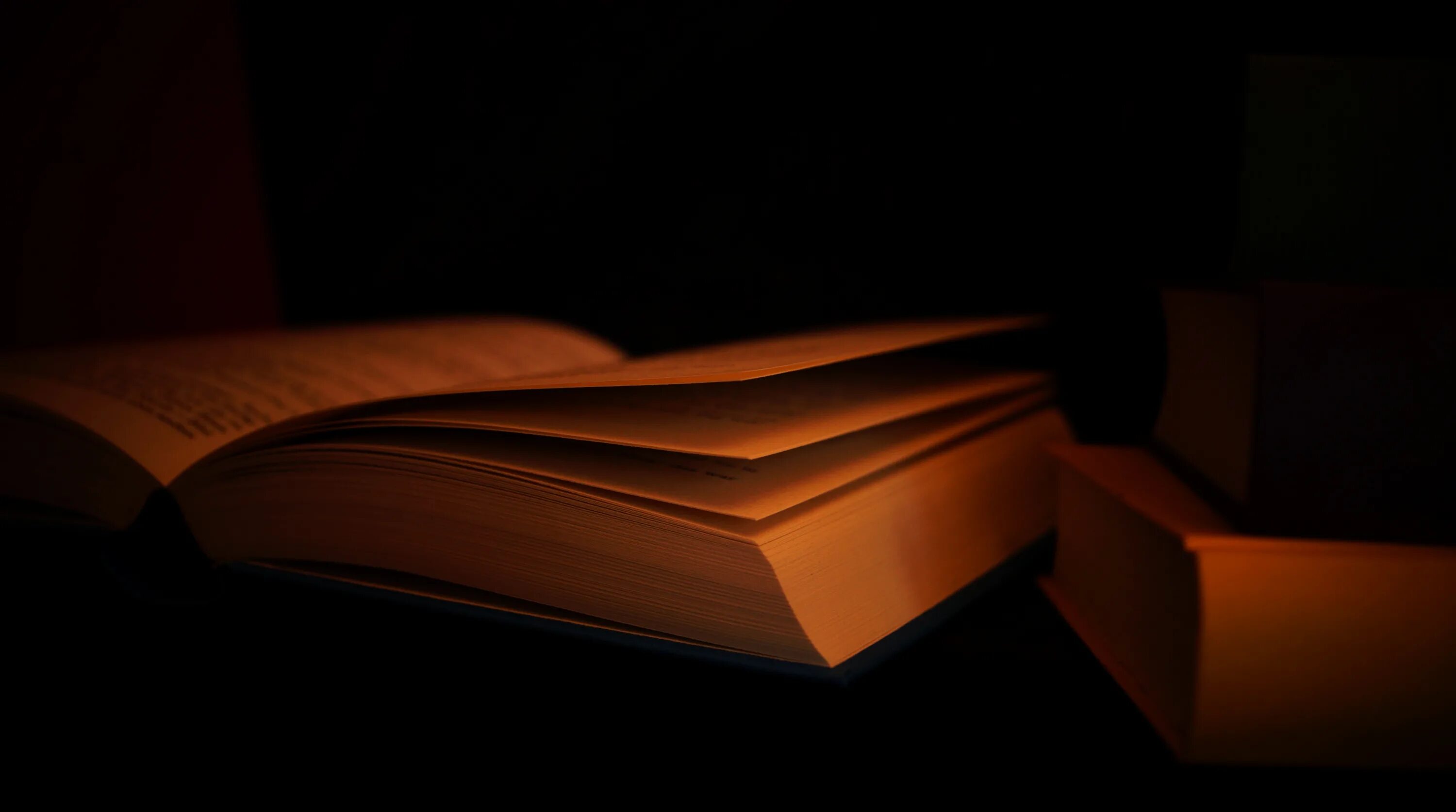 Книги полная темнота. Книги на темном фоне. Красивый фон с книгами. Книга на черном фоне. Книжка на тёмном фоне.