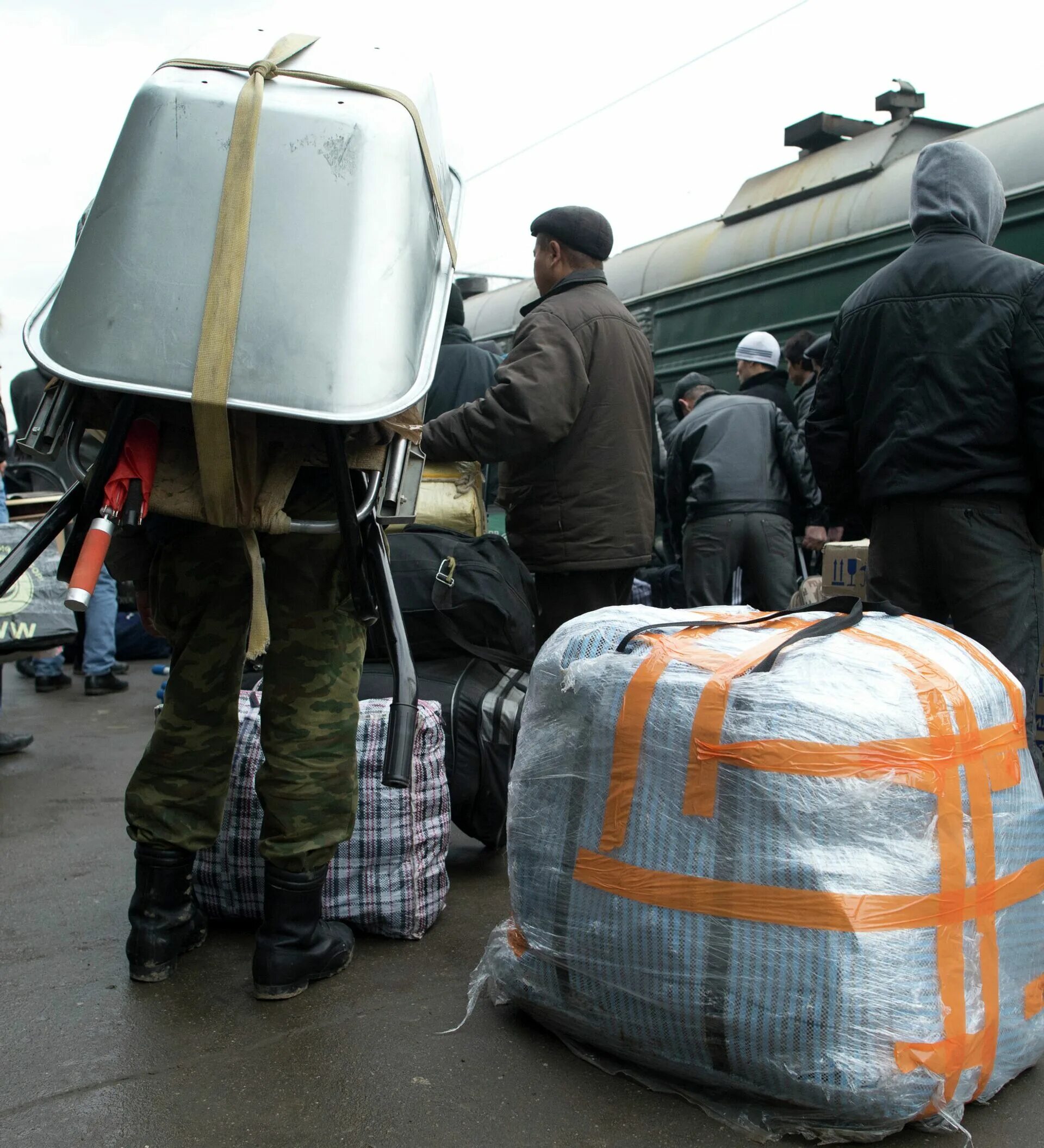 Сколько мигрантов депортировали из россии в 2024. Трудовые мигранты. Мигранты массово покидают Россию. Трудовые мигранты из средней Азии. Гастарбайтеры из средней Азии.