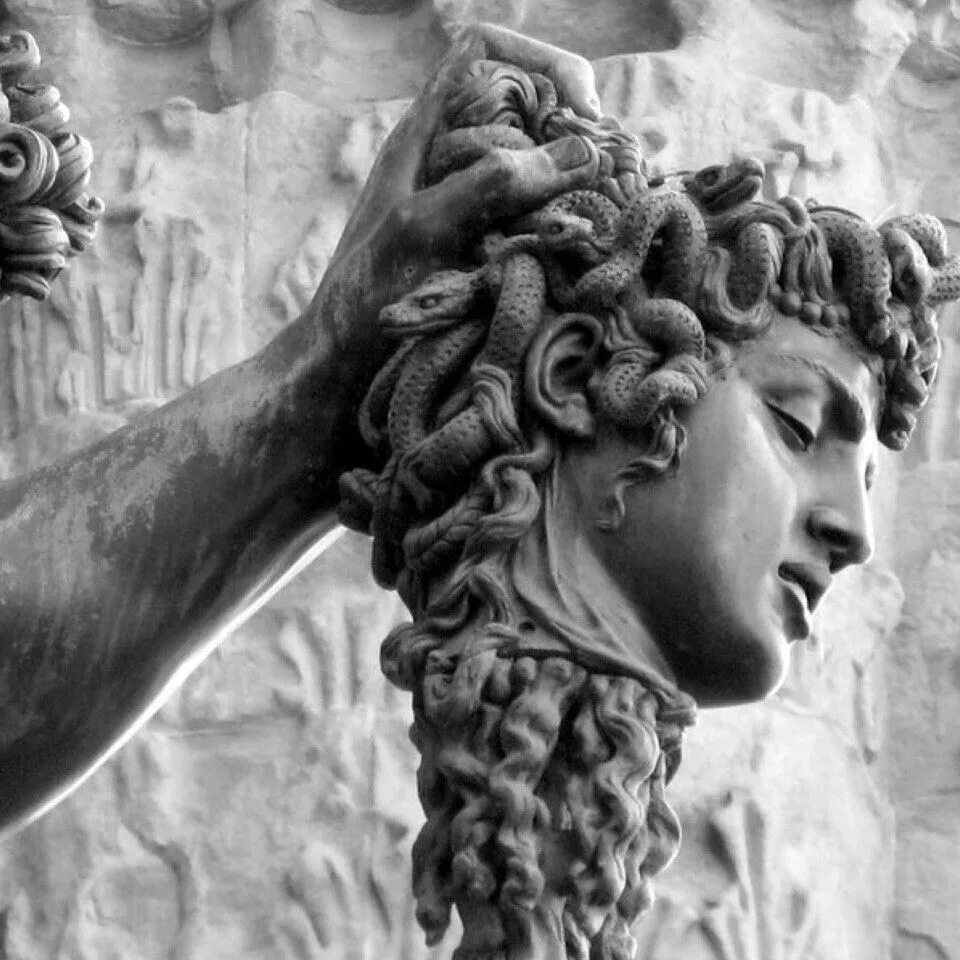 медуза горгона скульптура. медуза лоренцо бернини. лучано гарбати. Cesar orrico скульптор. статуя медузы горгоны в нью йорке.