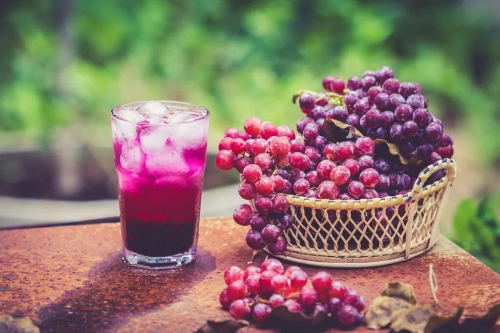Виноградный сок. Виноград сок. Свежевыжатый виноградный сок. Виноград и виноградный сок. Красный виноградный сок