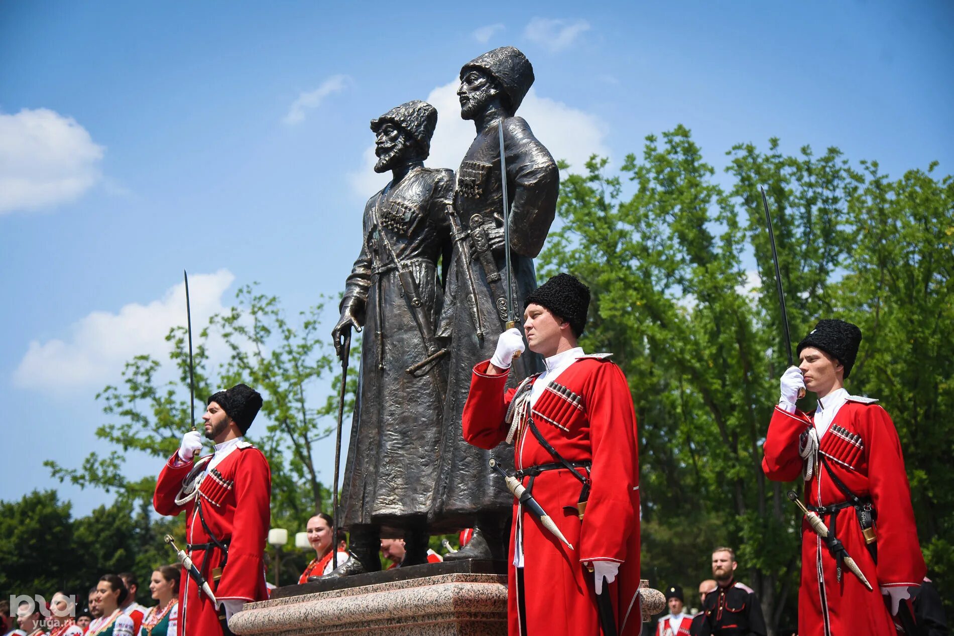 Памятник дикой дивизии. Памятник казаку и черкесу в Краснодаре. Памятник казаку и горцу в Краснодаре. Памятник героям первой мировой войны (Краснодар).