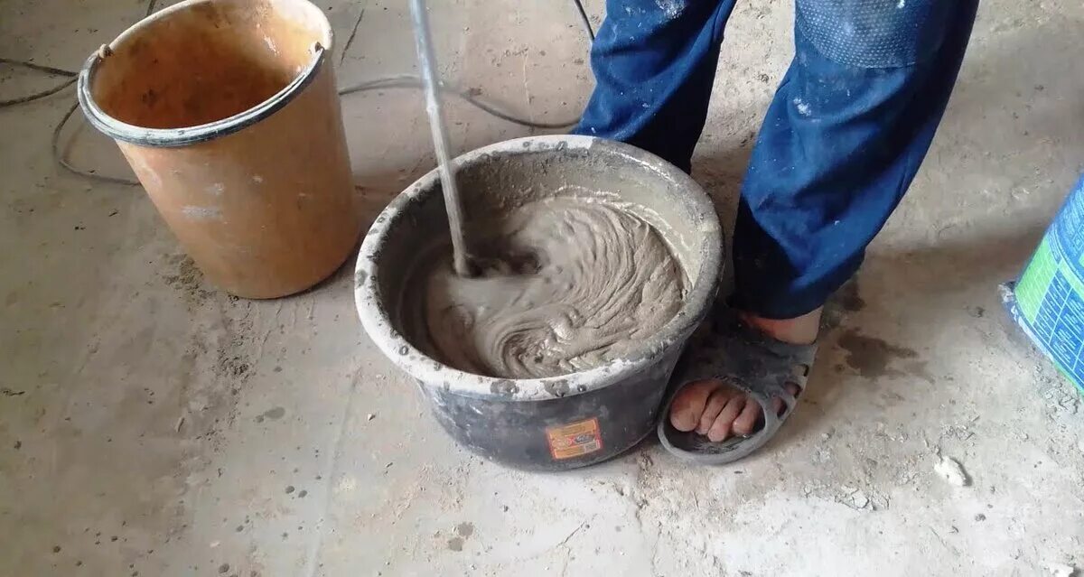Емкость для замеса раствора бетона. Цементные глины. Цементно-песчаный раствор в25. Как лучше сделать раствор. Замешивание штукатурного раствора.