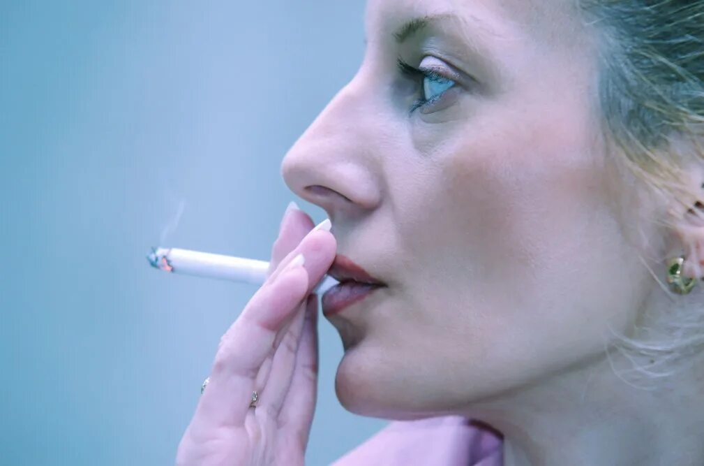 Сигарета во рту. Ротовая полость сигареты. С сигарой во рту в профиль.