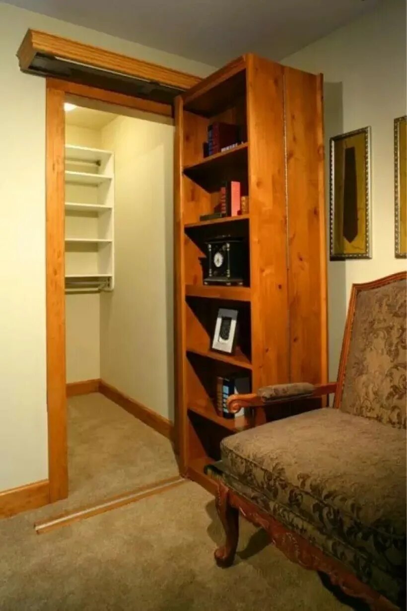 Первый спрятать. Потайные двери в квартире. Потайные шкафы в квартире. Потайная комната в квартире. Комната с потайной комнатой.