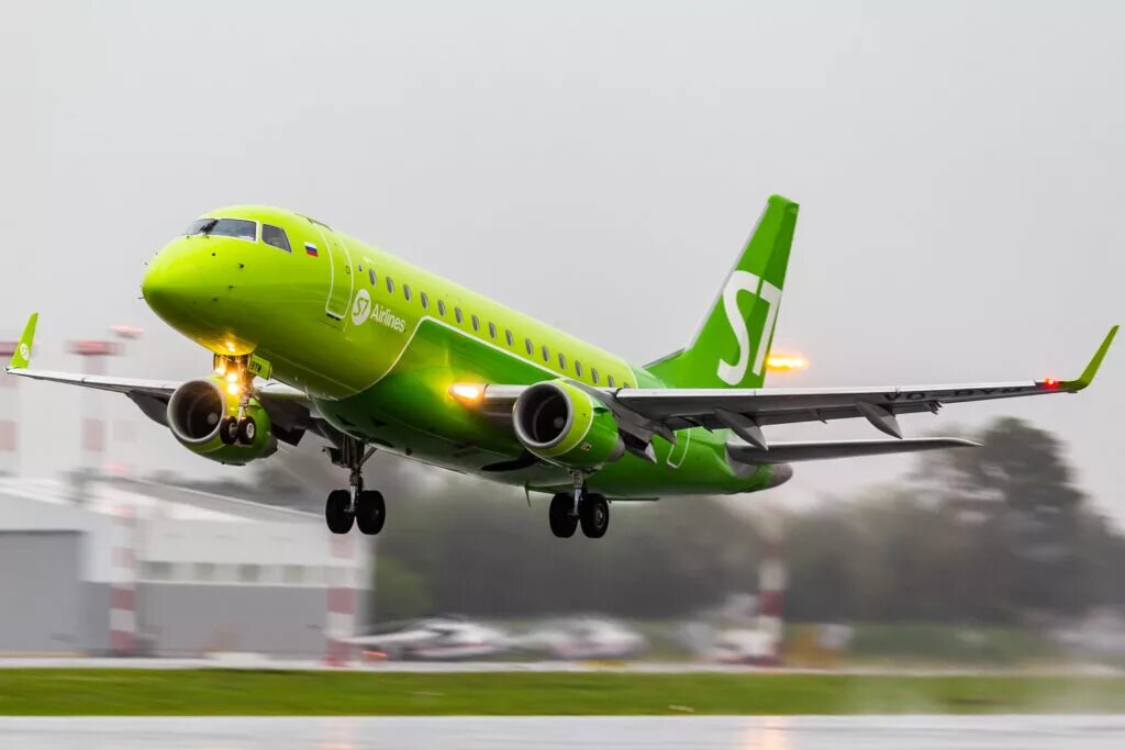 S7 горно алтайск. Эмбраер 170. E170 самолет s7. S7 Airlines Embraer 170. Эмбраер e-Jet s7.