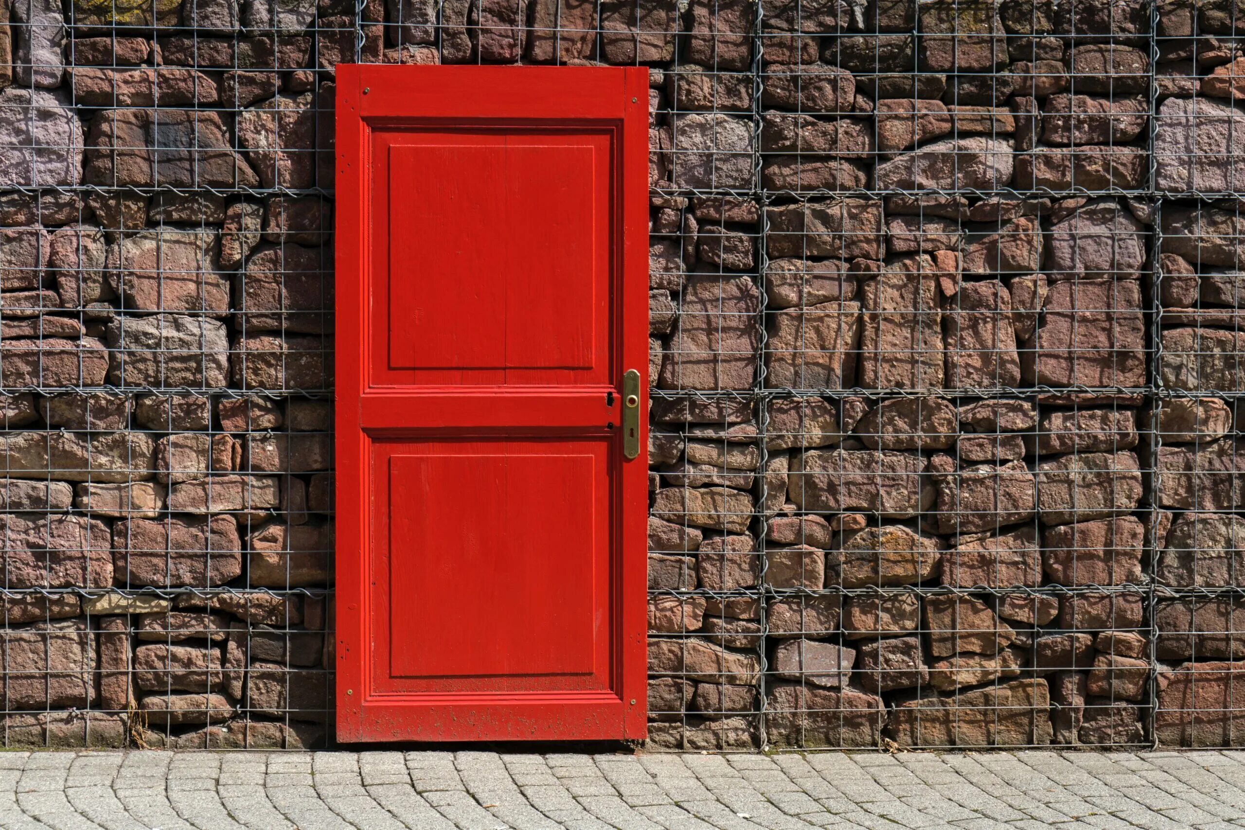 Красная дверь. Красная входная дверь. Красная деревянная дверь. Деревянные двери входные красные.