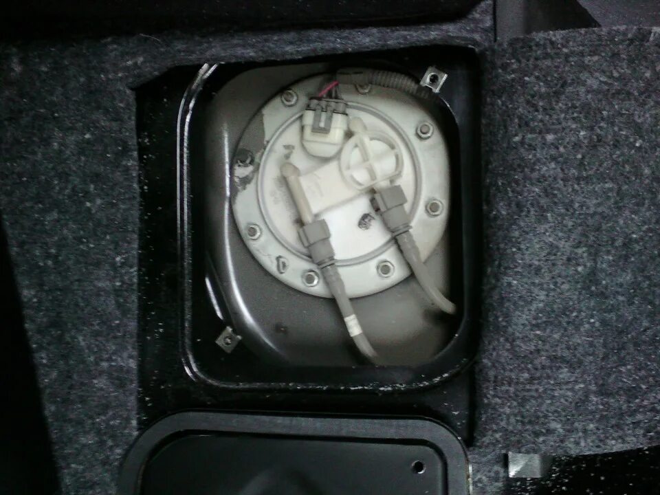 Не показывает топливо нива шевроле. Не показывает топливо нива шевроле. Шевроле нива провод дут. Датчик уровня топлива шеви нива. Датчик уровня топлива шеви нива.