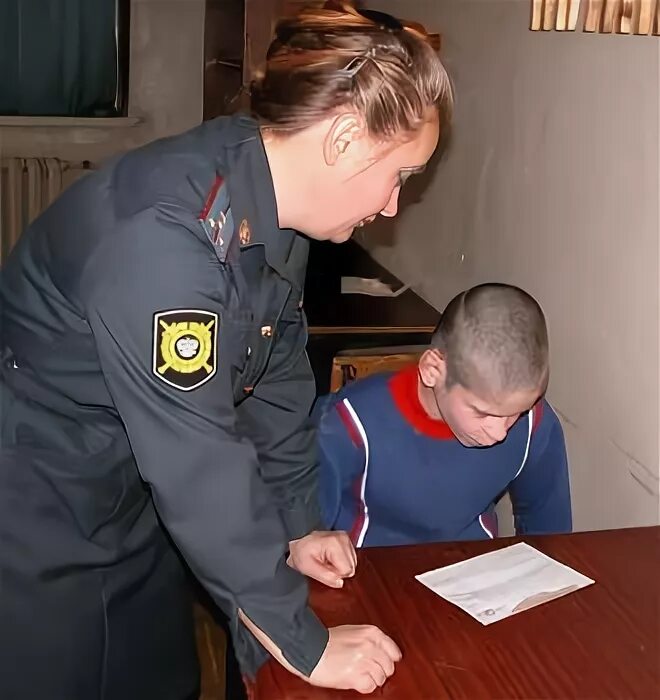 Допрос несовершеннолетнего в суде. Допрос несовершеннолетнего. Несовершеннолетние обвиняемые. Несовершеннолетний подозреваемым. Допрос подростка.