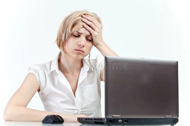 Головная боль от компьютера. Головные боли из за компьютера. У человека болит голова от интернета. Девушка с головной болью за ноутбуком фото.