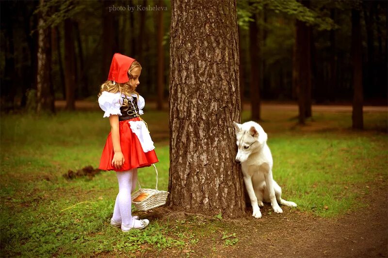 две красные шапочки. красный капюшон. кэтрин гайндр красная шапочка. платье красной шапочки для девочки. костюм красной шапочки детский.