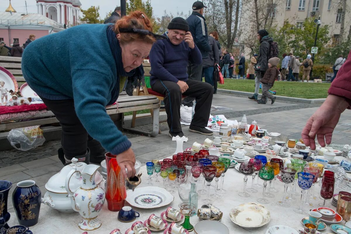 Блошиный рынок метро. Блошиный рынок Преображенский вал. Блошиный рынок в Девяткино 1995. Блошиный рынок у станции “Преображенская площадь”. Светлогорск Калининградская область блошиный рынок.