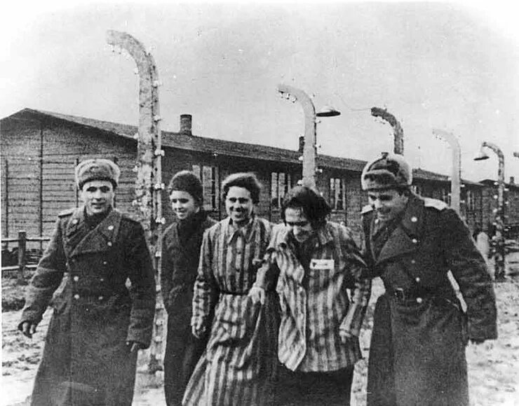 Освобождение лагеря аушвиц. Биркенау освобождение. Освобождение концлагеря освенцим красной армией. Биркенау освобождение. Советские солдаты освобождают освенцим.