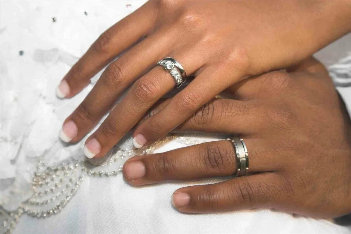 Poor girl ate wedding ring на русском. Обручальное кольцо на пальце. Обручальные кольца на руках. Обручальное и помолвочное кольцо. Серебряные обручальные кольца на руке.