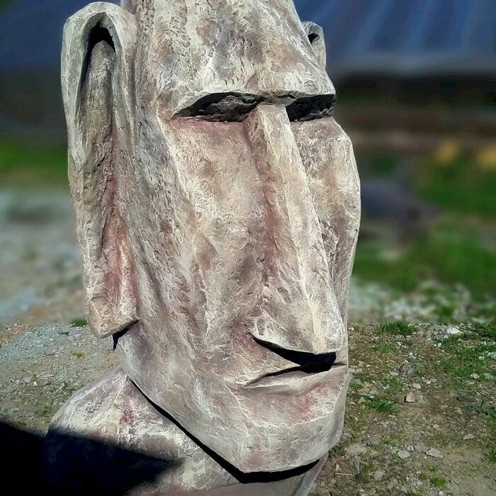 Голова бетон. Голова из бетона. голова из бетона остров. огромная голова из бетона.