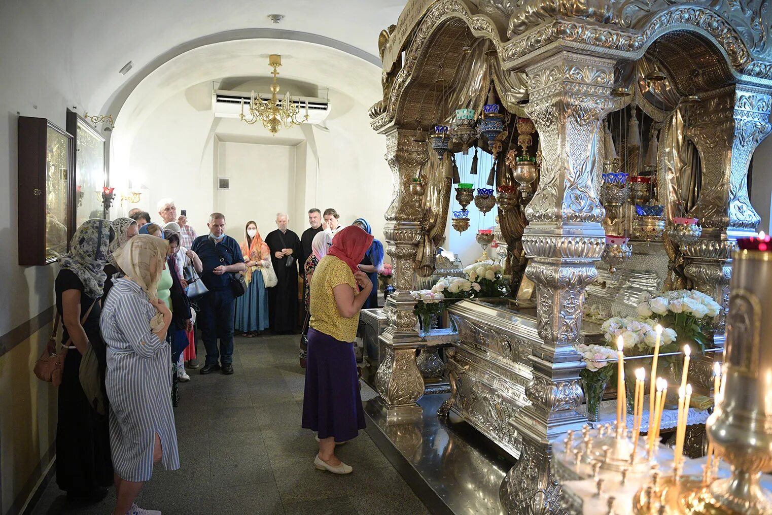 Матрена мощи в москве адрес. Ставропигиальный монастырь Матроны Московской мощи. Мощи Матроны Московской на Таганке. Мощи Святого Пантелеймона Афон. Мощи Матроны на Таганке.