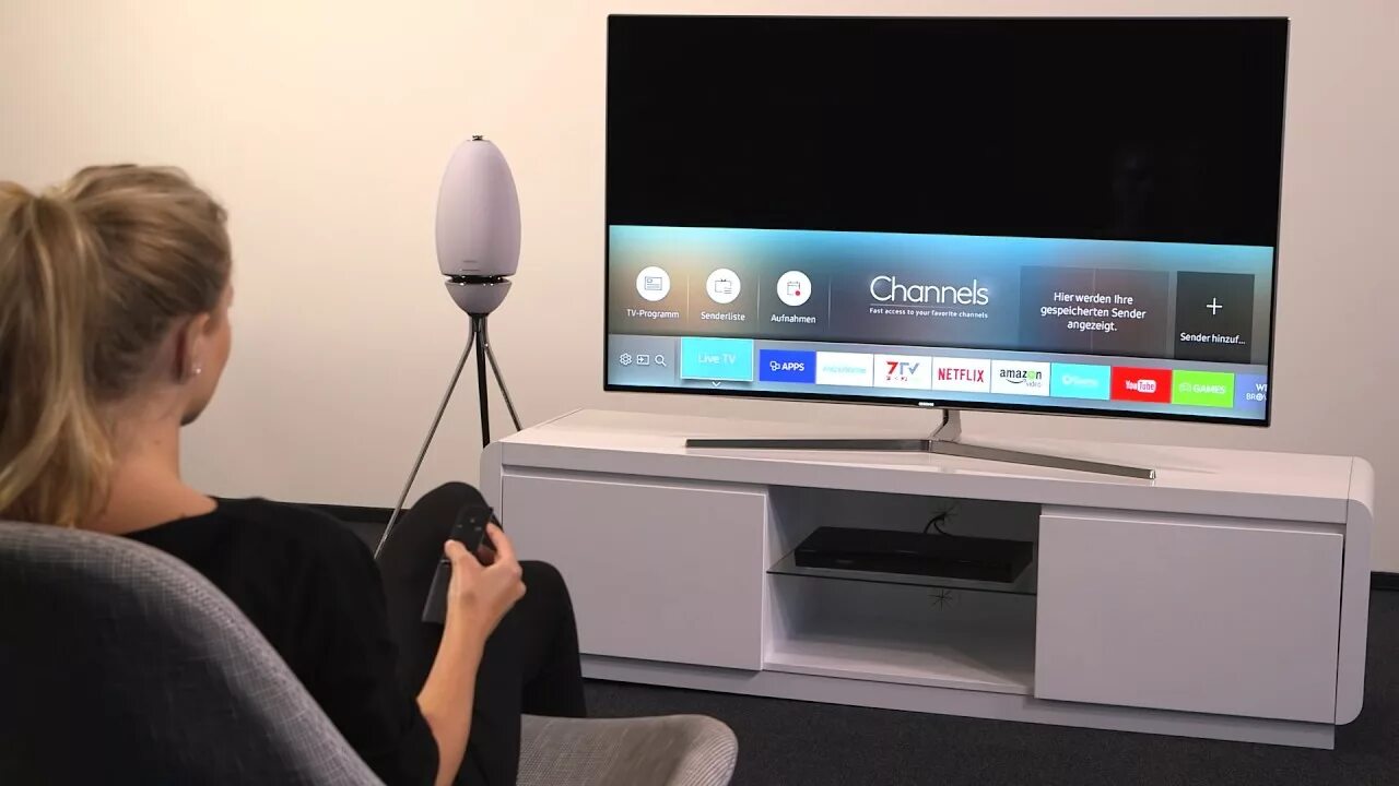 Телевизор самсунг airplay. Технология телевизоров. Airplay на телевизоре. Технологии телевизоров Samsung. Приставка самсунг смарт ТВ для телевизора.