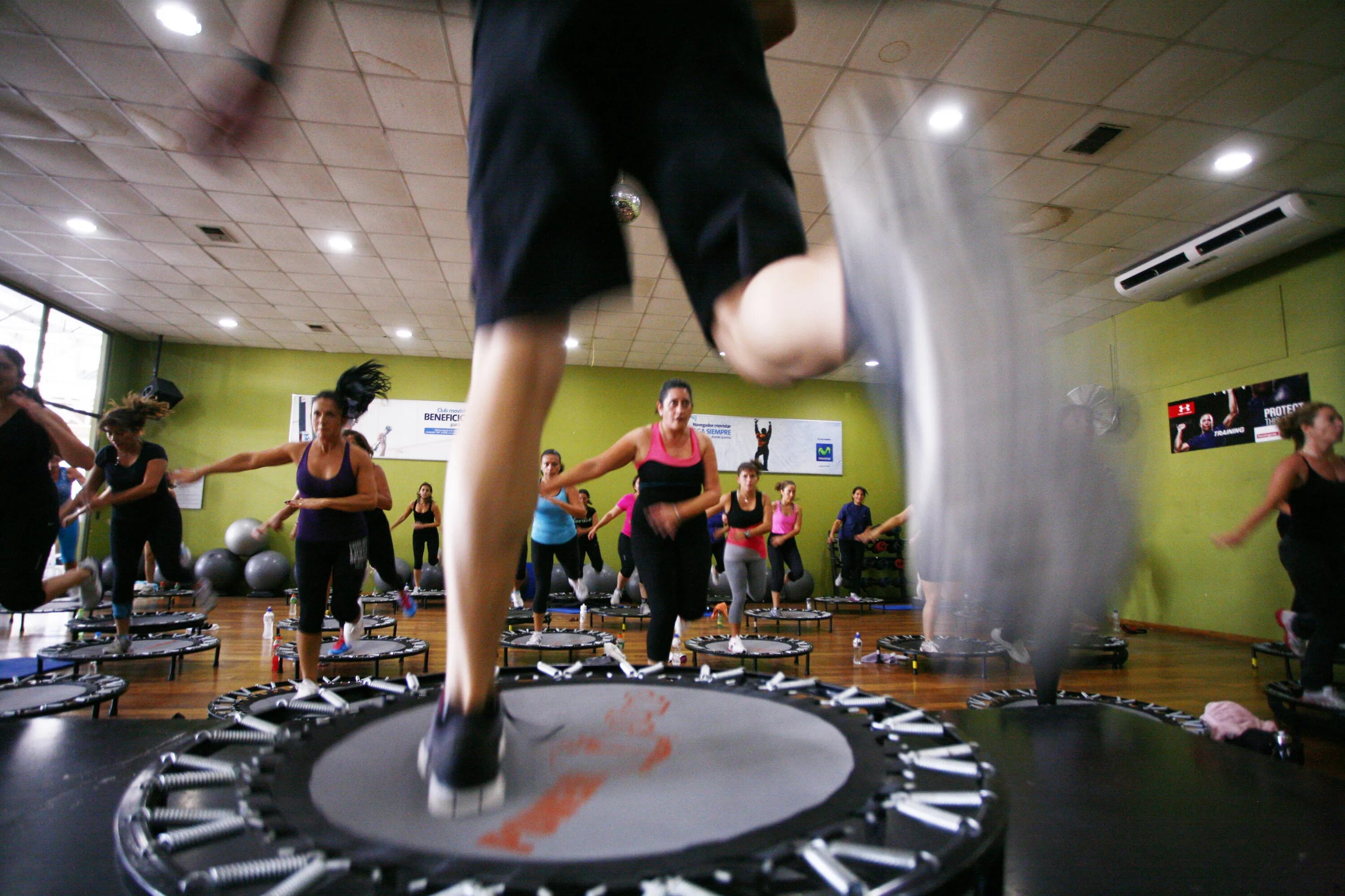 Power jump. Джампинг фитнес. джампинг фитнес на батутах. power jump фитнес. jumping студии.