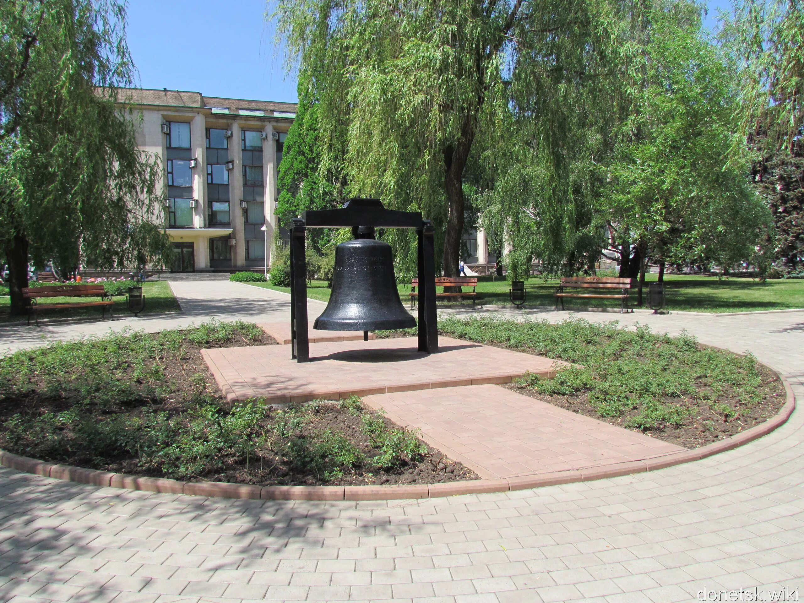 Городской телефон донецк. Бохумский колокол Донецк. Донецк памятник колокол. Памятник колокол Донецк Ростовская область. Донецк достопримечательности города.