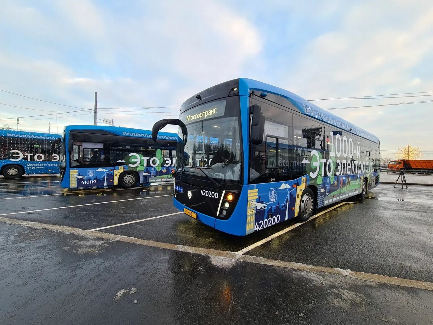 Двухэтажный электробус в москве. Общественный транспорт москвы электробус. Электробус т73 москва. Московский автобус электробус. Лиаз гармошка 6213 электробус.