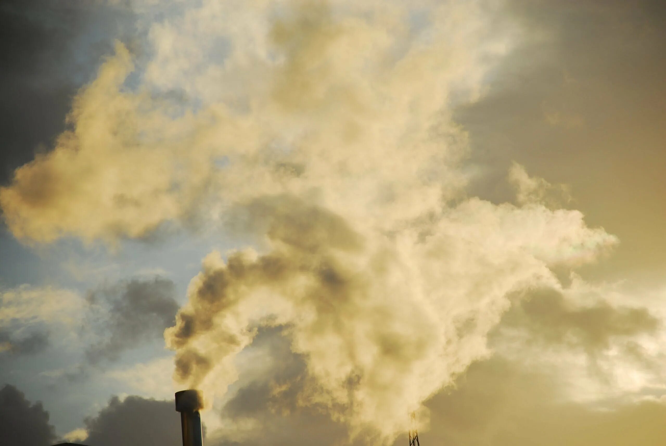 This pollution is gathered in clouds. Загрязнение воздуха. Аэрозоль в воздухе. Аэрозоли в природе. Аэрозольное загрязнение атмосферы.