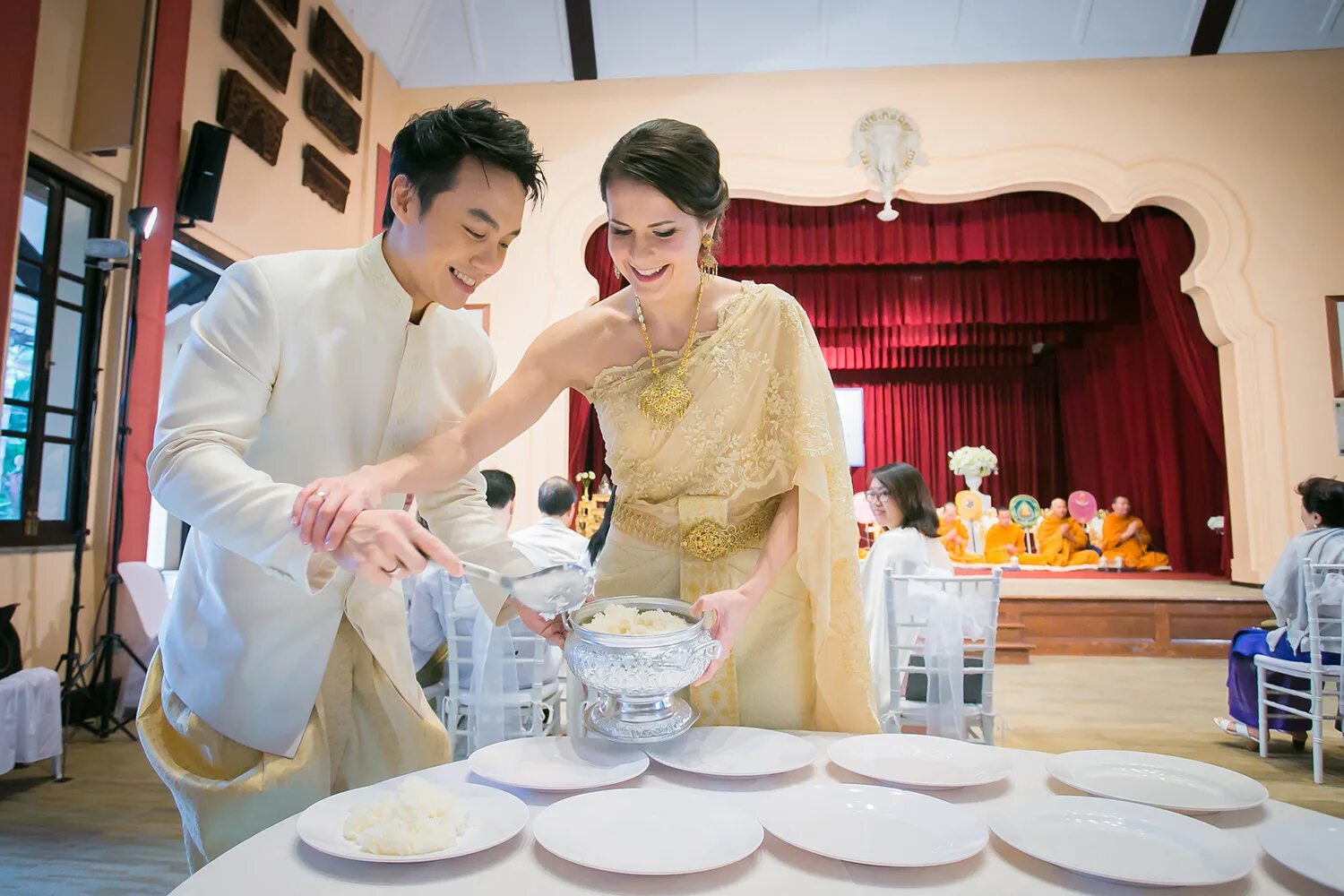 Большие тайцы. Традиционная тайская свадьба. Свадебные традиции Таиланда. Свадьба в Тайланде. Свадьба в Тайланде традиции.
