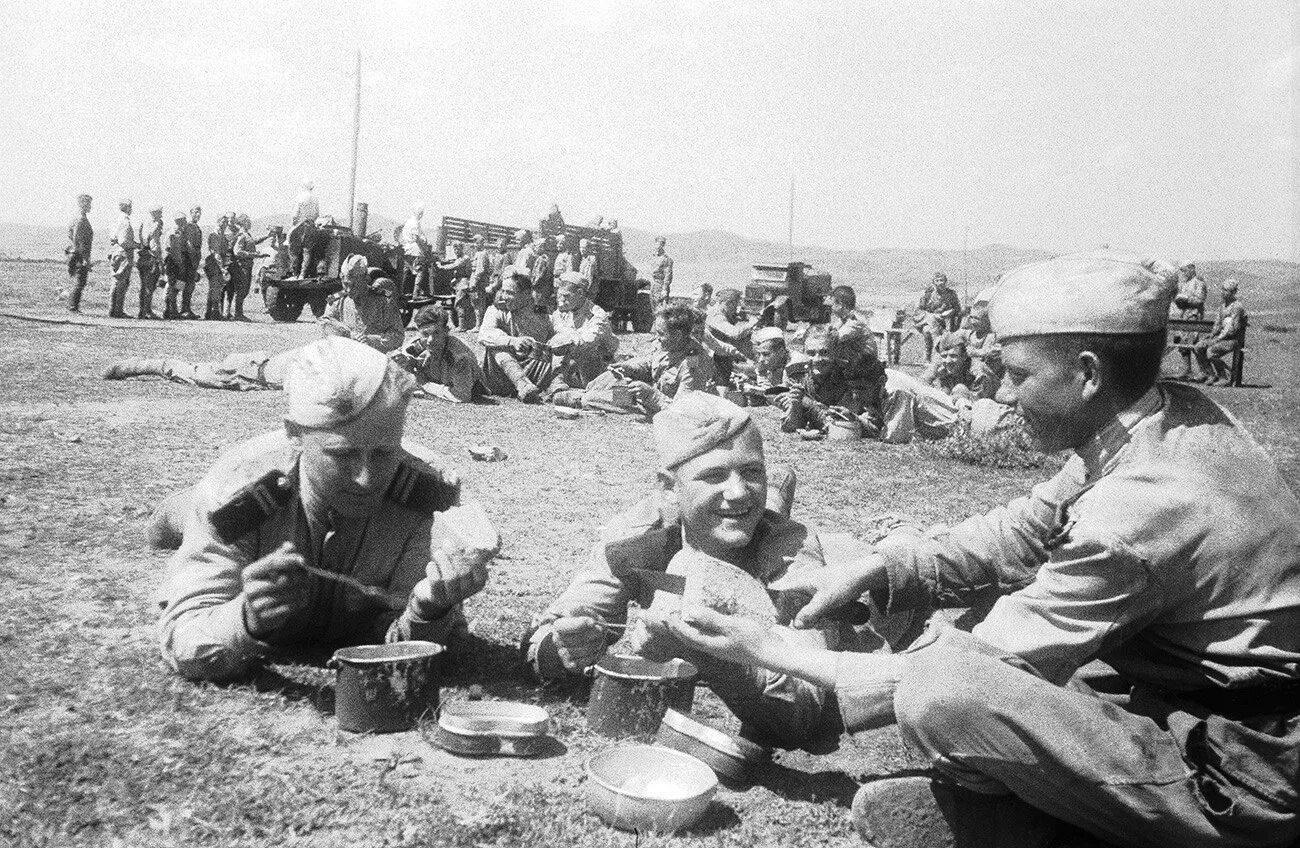 Посуда военных лет. Котелок РККА 1941. Полевая кухня РККА 1941. Солдатский котелок ВОВ. Советские солдаты на привале.