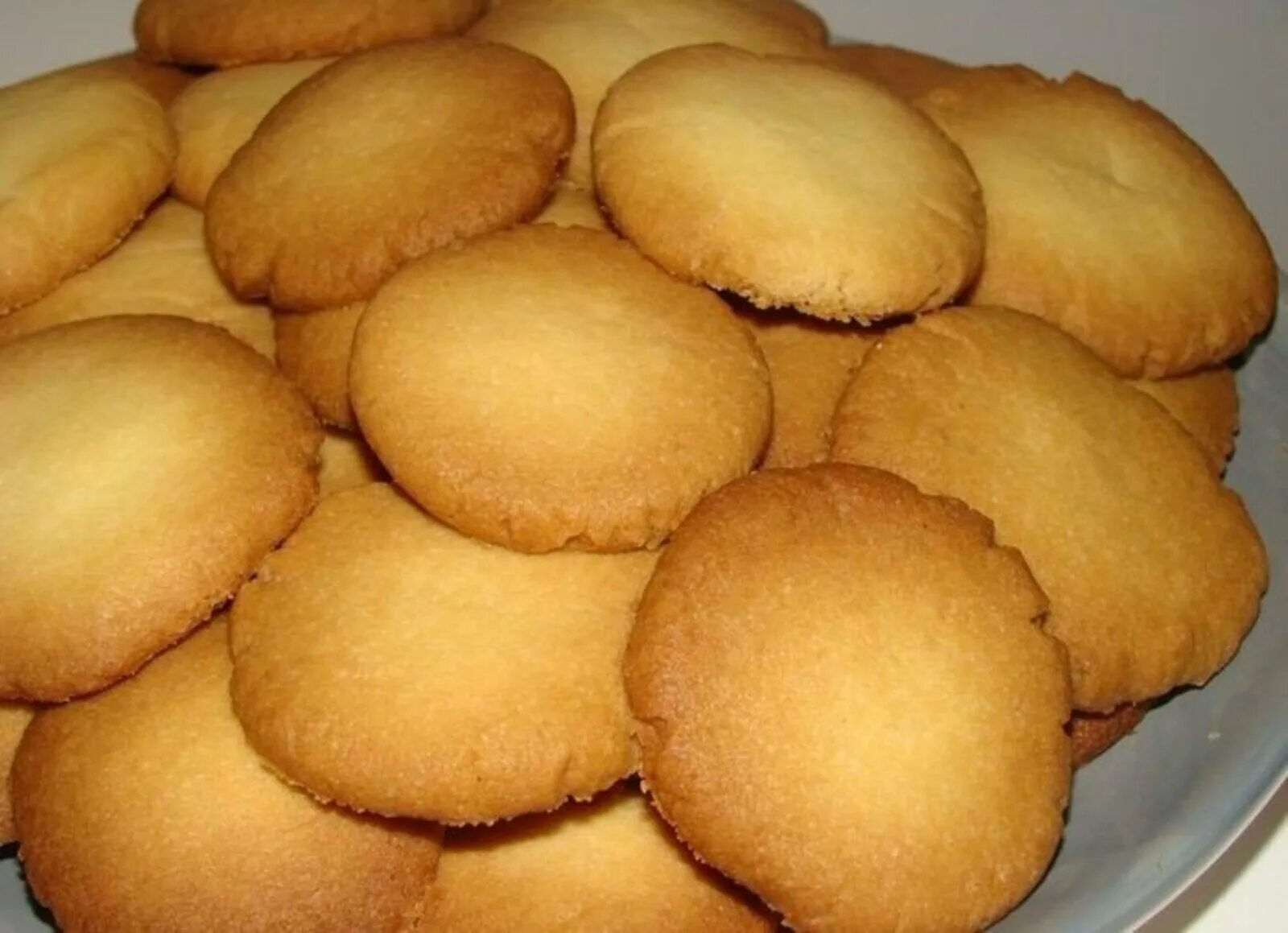 Рецепт вкусного печенья фото. Печенье. Печенье «песочное». Печенье круглое песочное. Печенье песочное домашнее.