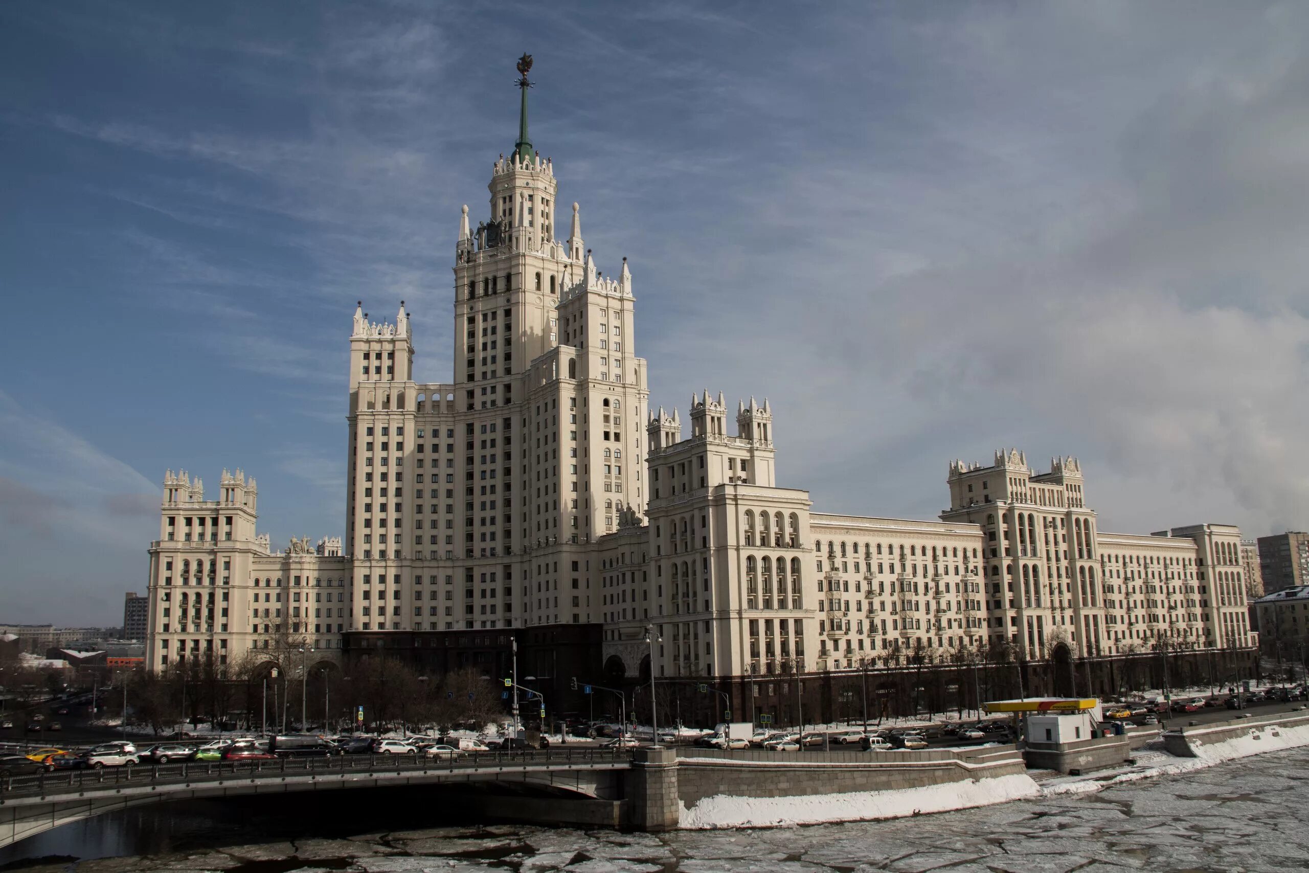 Здания сталинских высоток в москве. Сталинские высотки МГУ. Дом на Котельнической набережной и МГУ. 7 Сталинских высоток в Москве. Семь сестер сталинские высотки.