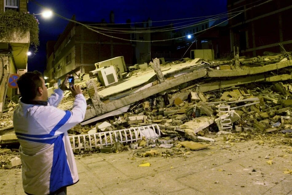 Землетрясение момент. Землетрясение 2011 года в Лорке. Испания землетрясение. Землетрясение в Мурсии. 2024 Испания землетрясения.