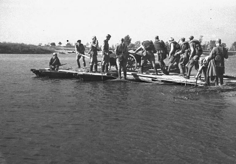 Форсирование днепра советскими войсками в 1943. Переправа через днепр 1943. битва за днепр 1941-1945. битва за днепр 1943 года. вов форсирование реки днепр.