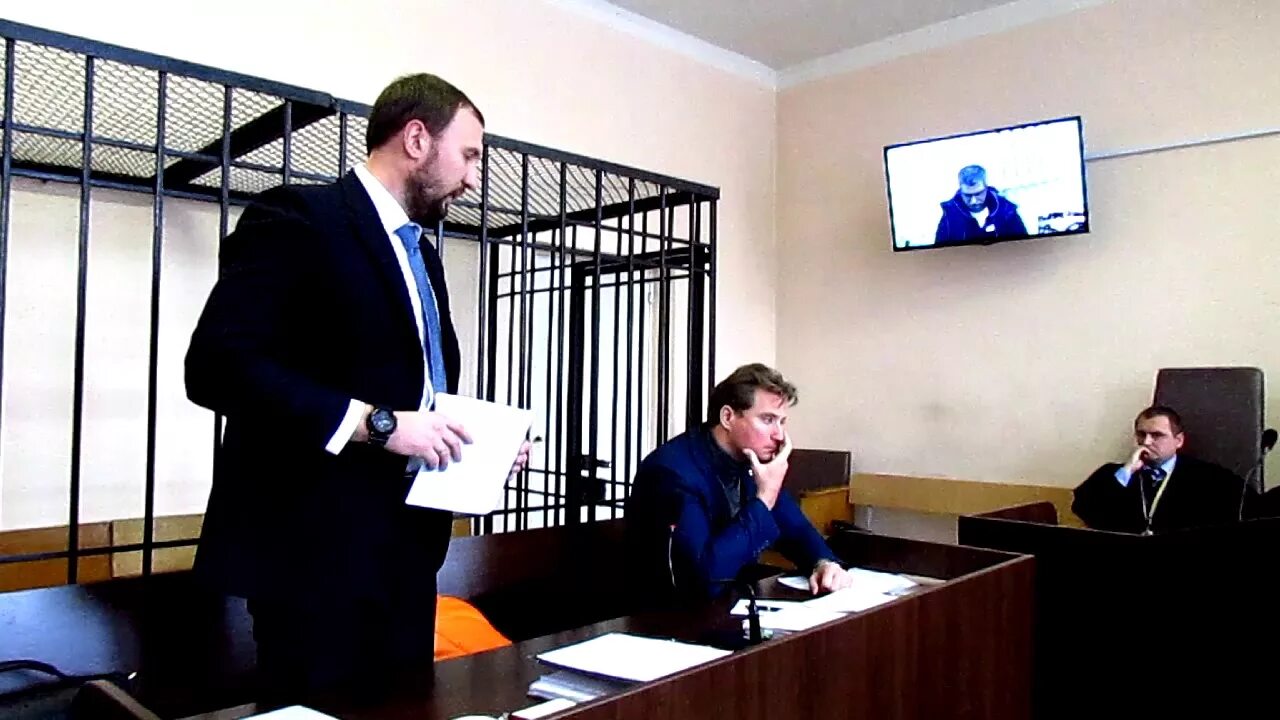 Адвокаты суда. Юрист в суде. Адвокат в суде. Речь юриста в суде. Адвокат и подсудимый.