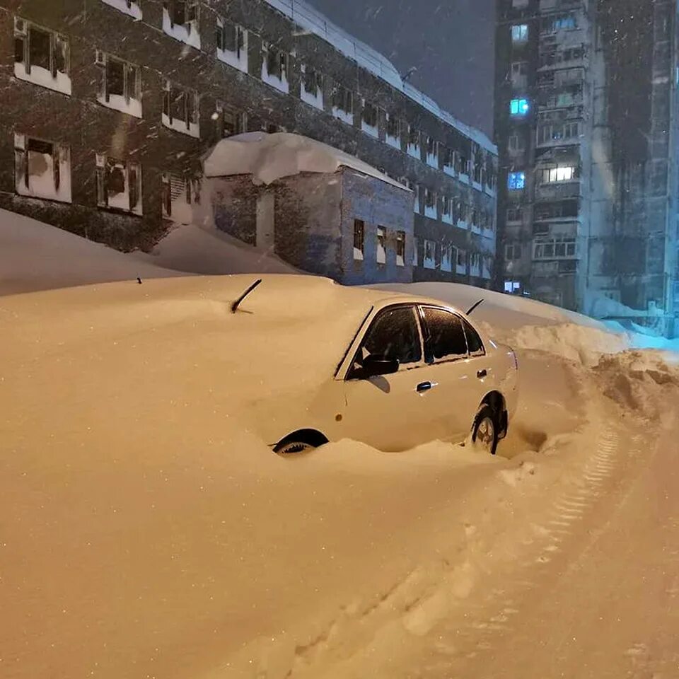 На сугробах видны. Норильск завалило снегом 2020. Сугробы в Норильске 2021. Норильск 2020 снег. Сугробы в Норильске 2020.