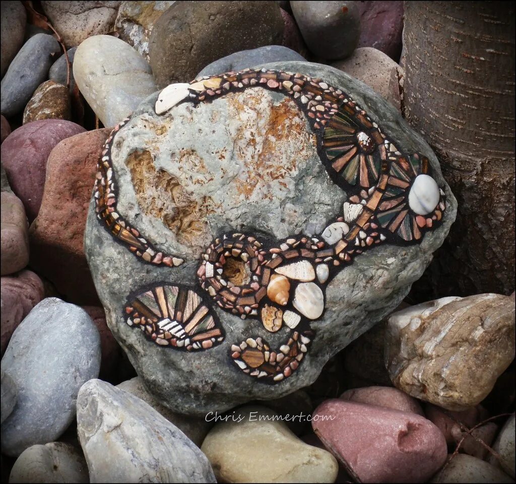 Shell stone. Шедевры из камня. Мозаика из речного камня. Украшения с мозаикой из камня. Мозаика из гальки.