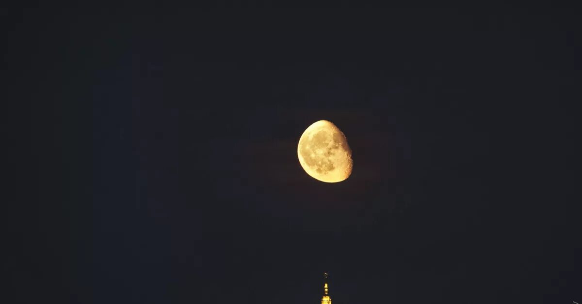 Луна в москве купить. Луна в Москве. Фото Луны. Луна над городом. Огромная Луна.