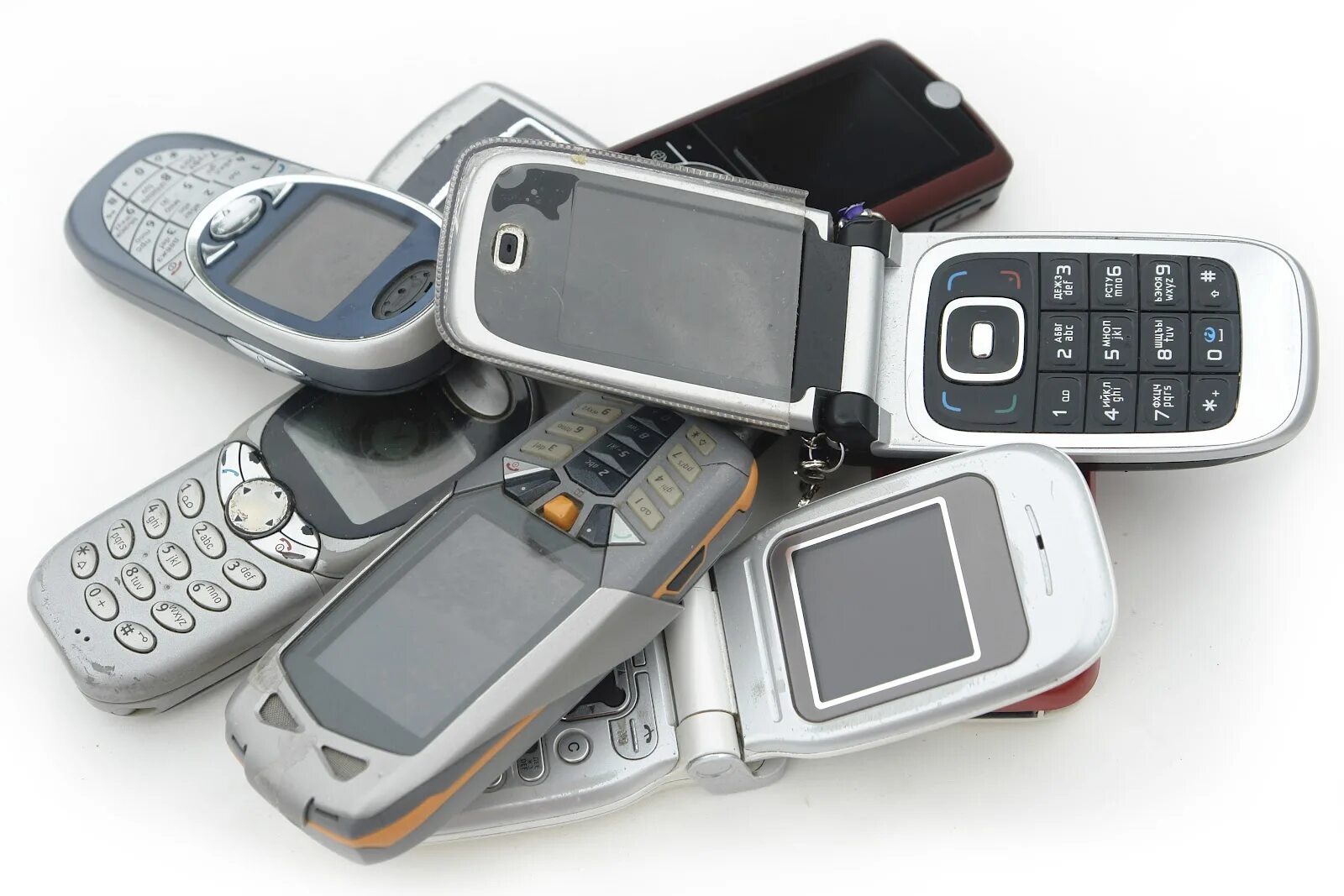 Старые новые мобильные телефон. Старые смартфоны. Старые мобильники. Старые мобильные телефоны.
